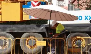 Un trabajador de la construcción se resguarda de las altas temperaturas en una obra en Sevilla Este, a principios de septiembre en Sevilla.