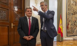 El exgobernador del Banco de España, Pablo Hernández de Cos (d), habla con su sucesor José Luis Escrivá, durante el acto de posesión de este último como nuevo responsable de la institución. EFE/ Borja Sánchez-Trillo