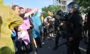 25/9/24 Manifestantes y mossos d’esquadra, este miércoles frente al congreso de inversores inmobiliarios que se celebra en Barcelona