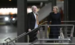 Julian Assange, fundador de WikiLeaks llegando al aeropuerto de Canberra el 26 de junio de 2024