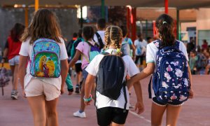 Tres niñas a su llegada al colegio, a 7 de septiembre de 2022, en Madrid.