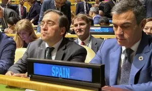 El presidente del Gobierno, Pedro Sánchez (d), y el titular de Exteriores, José Manuel Albares, durante a la sesión de apertura del Debate General del 79º período de sesiones de la Asamblea General de Naciones Unidas,