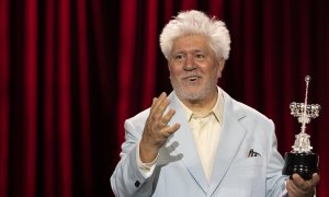 El director de cine español Pedro Almodóvar recibe el Premio Donostia en el Festival de Cine de San Sebastián.