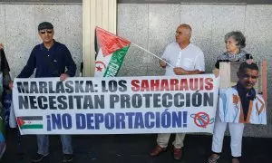 Varias personas apoyan con pancartas a los saharauis retenidos, en la Terminal T-1 del Aeropuerto Adolfo Suárez-Madrid Barajas