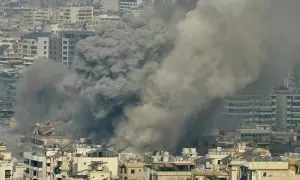 Una columna de humo sale de un edificio tras los ataques israelíes en los suburbios del sur de Beirut, Líbano, contra oficinas de Hizbulá, este sábado.