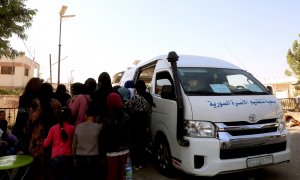 Refugiados libaneses reciben atención médica a su llegada al cruce fronterizo de Jousia entre Siria y Líbano en Al-qaseer, suroeste de Siria, el 29 de septiembre de 2024.