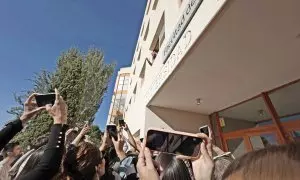 Opositores de RTVE tras la cancelación del examen, este domingo en Madrid.