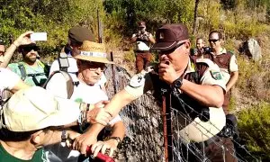 Intento de Ecologistas de cortar las alambradas que cierran un camino público. — Cedida / Ecologistas en Acción