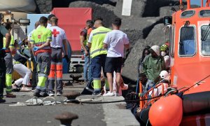 Los Servicios de Emergencias reciben a varios migrantes en el puerto de La Restinga