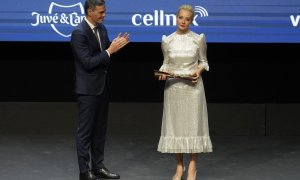 La presidenta del Consejo Asesor de la Fundación Anticorrupción Navalni, Yulia Navalnaya, recibe el galardón Internacional de manos del presidente del Gobierno Pedro Sánchez.