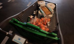 Un carro de la compra en un supermercado en Ronda (Málaga). REUTERS/Jon Nazca