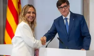 La nueva consellera de Igualdad y Feminismo, Eva Menor, y el presidente de la Generalitat de Catalunya, Salvador Illa, durante el acto de toma de posesión del Govern catalán, en el Palau de la Generalitat.