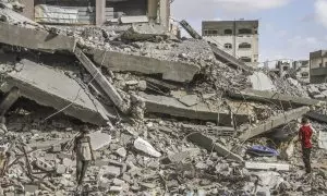 Ataque contra una casa civil junto a un complejo escolar que se utiliza como refugio, lo que provocó miedo y pánico entre las personas desplazadas en estas escuelas en el campamento de Jabalia, al norte de la Franja de Gaza. Imagen de archivo.