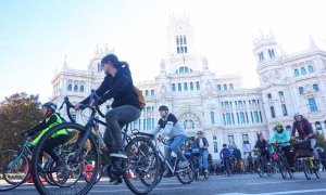 Varias personas en bicicleta participan en una manifestación por la movilidad sostenible. Imagen de archivo.