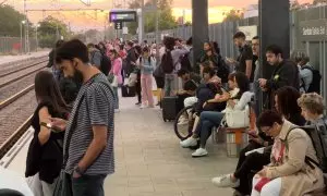 L'andana de l'estació de Cubelles plena de gom a gom de passatgers que esperen el tren de les 7.44h de l'R2 Sud