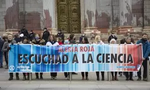 Varios manifestantes piden más ambición en la lucha contra la crisis climática, en La Puerta del Congreso de los Diputados, a 6 de abril de 2022.