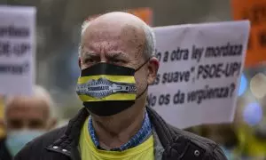 Un hombre, con una mascarilla con una cremallera dibujada, participa en una manifestación contra la ley mordaza en Madrid. E.P./Jesús Hellín / Europa Press