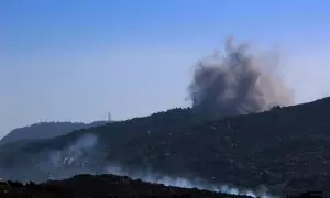 El humo de los bombardeos transfronterizos se eleva sobre las zonas de las aldeas de Kfar Kila y Adisseh, en la frontera sur del Líbano.