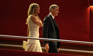 El presidente del Gobierno, Pedro Sánchez, y su mujer, Begoña Gómez, a su llegada a la entrega del Premio Donostia, en el Festival de Cine de San Sebastián, a 26 de septiembre de 2024,