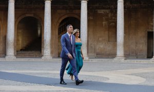 El presidente del Gobierno en funciones, Pedro Sánchez, junto a su mujer, Begoña Gómez, a su llegada al Palacio de Carlos V para la visita que junto a los Reyes y los líderes invitados a la III Cumbre de la Comunidad Política Europea (CPE) realizan a la A