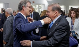 El presidente del Partido Popular, Alberto Núñez Feijóo (i), saluda al líder opositor venezolano Edmundo González (d) antes de su intervención en el Foro La Toja.