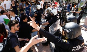 Agentes de Policía Nacional junto a los manifestantes durante una huelga estudiantil convocada por los alumnos de 2º de Bachillerato de la Región de Murcia, a 4 de octubre de 2024