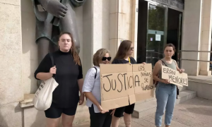 Manifestantes a las puertas del Palacio de Justicia, en Murcia, protestan por la condena a los empresarios por prostitución de menores, a 7 de octubre de 2024.