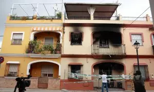 Vivienda en la calle Fernando Martín en Guillena donde se produjo el incendio en la que han fallecido cuatro personas.