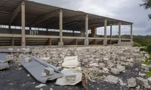 Vista de unos muros del pabellón deportivo de Porto do Son (A Coruña) que han colapsado por la borrasca asociada al huracán Kirk, a 9 de octubre de 2024.