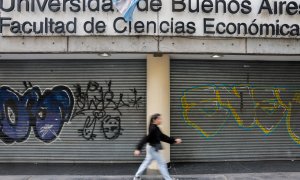 10/10/2024 - Fotografía de una entrada de la Universidad de Buenos Aires, cerrada durante una huelga este jueves en Buenos Aires (Argentina).