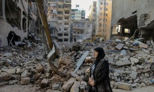 Una mujer camina entre los escombros de edificios que fueron blanco de ataques aéreos israelíes en el centro de Beirut, a 11 de octubre de 2024.