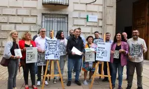 Portavoces y miembros de IU, este lunes durante la presentación de la campaña, en Málaga.