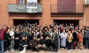 Ana María, junto a los casi 200 vecinos y activistas que se concentraron frente a su piso para impedir su desahucio.