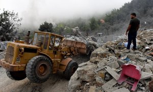 14/10/2024 | Un tractor retira los restos de un edificio de apartamentos blanco de un ataque aéreo israelí en la aldea de Aito, en el norte del Líbano.