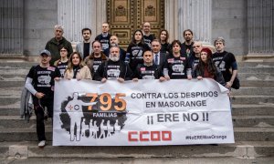 Trabajadores de MasOrange, en el Congreso después de un encuentro con diputados de Sumar, Podemos, BNG y Bildu.