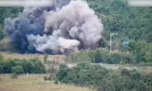 El humo se eleva tras el bombardeo por parte de Corea del Norte de una de las carreteras intercoreanas.