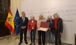 El ministro Ángel Víctor Torres, junto a las hermanas de Salvador Puig Antich.