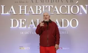 El cineasta Pedro Almodóvar posa para la prensa durante la presentación de su película “La habitación de al lado”, este miércoles en Madrid.