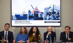 Lamya Essemlali, presidenta de Sea Shepherd Francia, habla en la conferencia de prensa sobre la detención del activista Paul Watson con sus abogados en París, Francia.