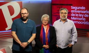 Sergio Gálvez Biesca, Rosa García Alcón y Arturo Peinado Cano, en el plató del diario 'Público', abordan los efectos de la ley de Memoria Democráitca dos años después.