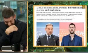 'La Revuelta' se mofa de un artículo que relaciona a Broncano con 'la novia de Ábalos'... porque eran vecinos: 'La edad de oro del periodismo'