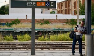 Un usuari, esperant un tren a l'andana de l'estació de Sant Vicenç de Calders