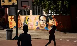 Niños en el patio de un centro escolar. Imagen de archivo.