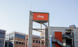 Logotipo de Radio Televisión Española en la torre de la sede de Prado del Rey, Madrid