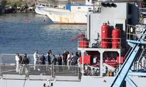 Un grupo de migrantes interceptados en aguas italianas llega a bordo de un barco de la marina italiana a Shengjin, Albania, el 16 de octubre de 2024.