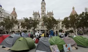 Campistas por el derecho a la vivienda en la Plaza del Ayuntamiento de Valéncia,  a 20 de octubre de 2024.