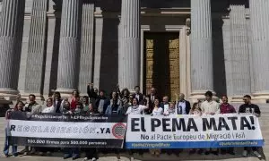 Varias personas de la plataforma por la regularización de migrantes, en una concentración en el Congreso el pasado mes de julio.