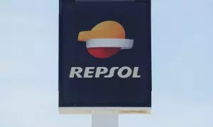 El logo de Repsol en una estación de servicio en Málaga. REUTERS/Jon Nazca