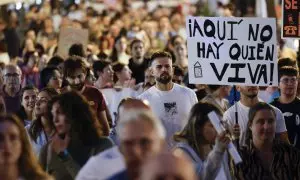 Cientos de personas participan este sábado en una protesta contra la especulación inmobiliaria en València.