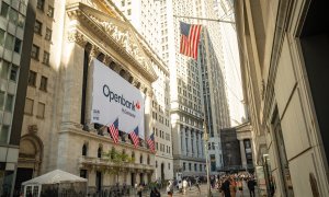 Un cartel con el logo de Openbabnk, del Banco Santander, en la fachada del edificio de la Bolsa de Nueva York (NYSE, en sus siglas en inglés), en Wall Street.